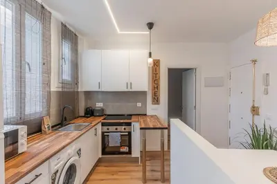 Una cocina o zona de cocina en Charmingly renovated -2Bdrs 2Baths -Atocha