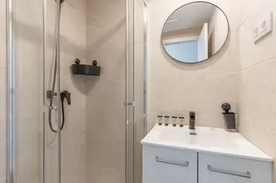 Un baño de Charmingly renovated -2Bdrs 2Baths -Atocha