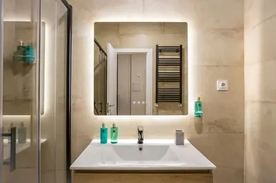 Un baño de New apartment in Cascorro square Madrid center