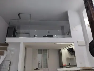 Plano de Industrial style duplex apartment