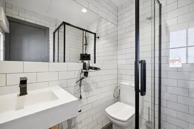 Un baño de Limehome Madrid Calle de Santa Ana - estancia temporal