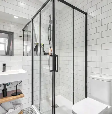 Un baño de Limehome Madrid Calle de Santa Ana - estancia temporal