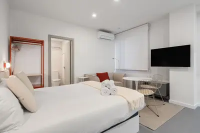 Una televisión o centro de entretenimiento en Confort y Ubicación en Madrid - Santero Suites