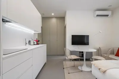 Una televisión o centro de entretenimiento en Confort y Ubicación en Madrid - Santero Suites
