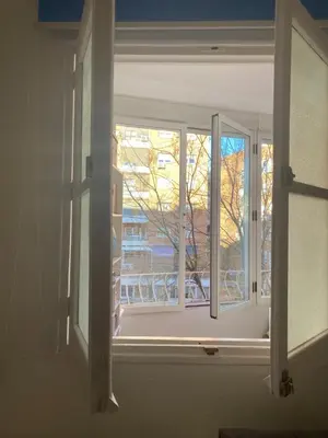 Un balcón o terraza de Private Rooms Madrid El Retiro