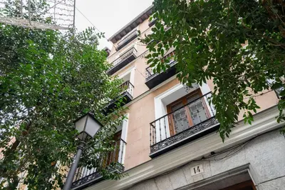 Edificio en el que se encuentra el hostal o pensión