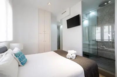 Plano de Parliament View Apartamento de Gran Lujo 6 Pax en Las Cortes
