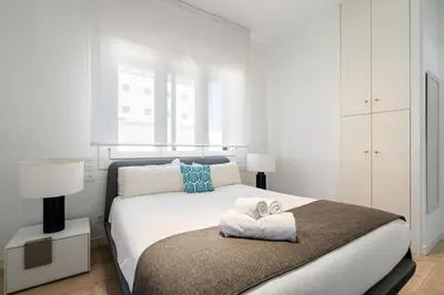 Plano de Parliament View Apartamento de Gran Lujo 6 Pax en Las Cortes