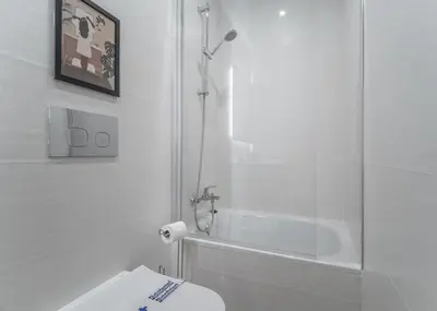 Un baño de Bright cozy - 2 Bdrs 2 Baths -Barrio Salamanca