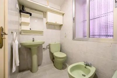 Un baño de PEL300I Piso de 1 dormitorio en el Centro de Madrid