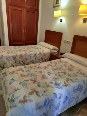 Cama o camas de una habitación en Hostal Rivera Atocha 79