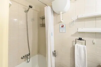 Un baño de BMU9213 Piso de 1 dormitorio en Chamberí