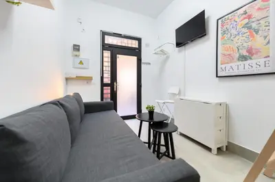 Una televisión o centro de entretenimiento en PAS9 Acogedor dúplex en Puente de Vallecas