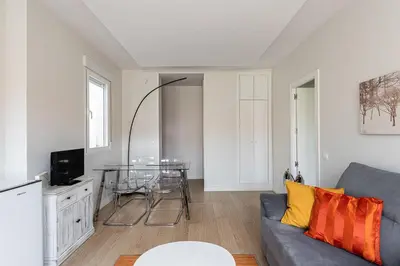 Una televisión o centro de entretenimiento en Waou Madrid Centro I - Alquiler Corta Duración