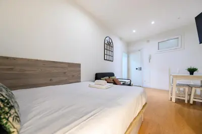 Cama o camas de una habitación en ESA80E Piso en el centro de Madrid -Malasaña Alquiler temporal