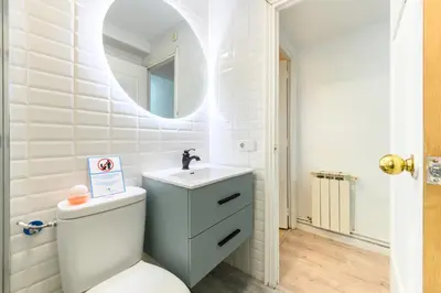 Un baño de POR183D Amplio piso 2 dormitorios en La Latina - Alquiler temporal