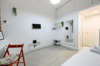 Una televisión o centro de entretenimiento en PIZ401 Acogedor Estudio en el Centro de Madrid - Alquiler temporal