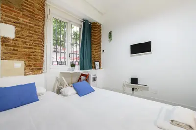Una televisión o centro de entretenimiento en PIZ401 Acogedor Estudio en el Centro de Madrid - Alquiler temporal