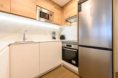 Una cocina o zona de cocina en JES214B - Piso de lujo de 1 dormitorio con hermosas vistas a la ciudad - Alquiler temporal