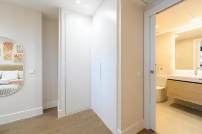 Un baño de JES214B - Piso de lujo de 1 dormitorio con hermosas vistas a la ciudad - Alquiler temporal