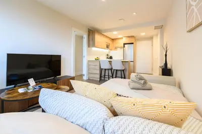 Una televisión o centro de entretenimiento en JES214B - Piso de lujo de 1 dormitorio con hermosas vistas a la ciudad - Alquiler temporal
