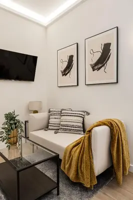 Una televisión o centro de entretenimiento en Queen's Chueca Boutique IV - Alojamiento corta estancia