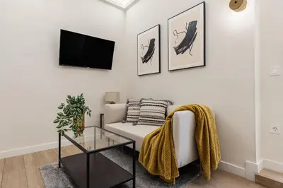 Una televisión o centro de entretenimiento en Queen's Chueca Boutique IV - Alojamiento corta estancia