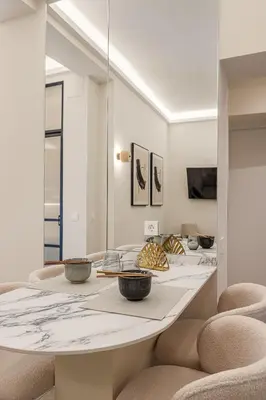 Una televisión o centro de entretenimiento en Queen's Chueca Boutique IV - Alojamiento corta estancia