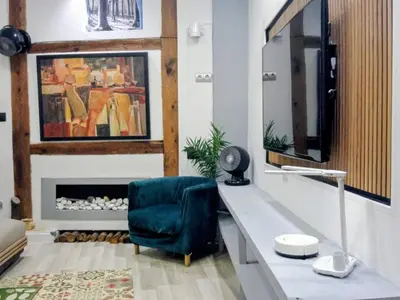 Una televisión o centro de entretenimiento en VERSACE 6PACK -SMART HOME-air conditioner - HISTORIC CENTER-GRAN VIA-SOL-MALASANA