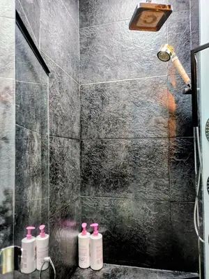 Un baño de VERSACE 6PACK -SMART HOME-air conditioner - HISTORIC CENTER-GRAN VIA-SOL-MALASANA