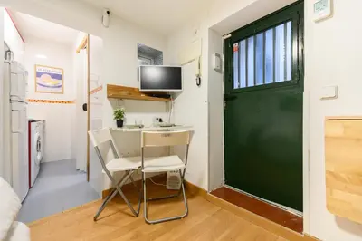 Una televisión o centro de entretenimiento en SVF1304 Acogedor Estudio en el Centro de Madrid - Alquiler temporal