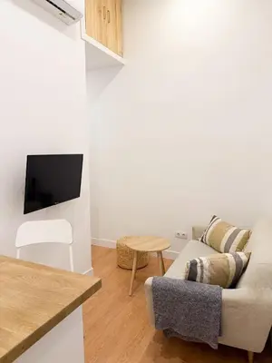 Una televisión o centro de entretenimiento en La Bonita Madrid, pequeño y bien conectado