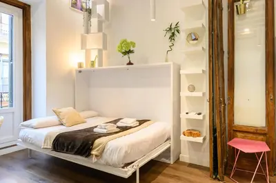 Cama o camas de una habitación en HOR42DA Estudio moderno en el centro de Madrid - Alquiler temporal