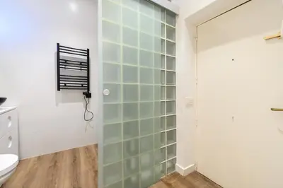 Un baño de HOR42DA Estudio moderno en el centro de Madrid - Alquiler temporal