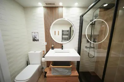 Un baño de Refugio elegante en barrio Salamanca, Madrid