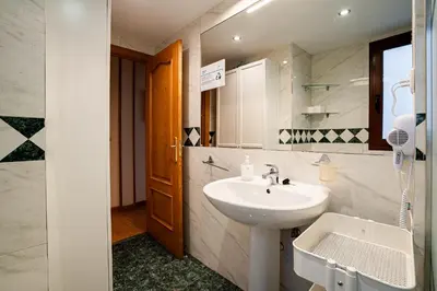 Un baño de Céntrico, luminoso y silencioso