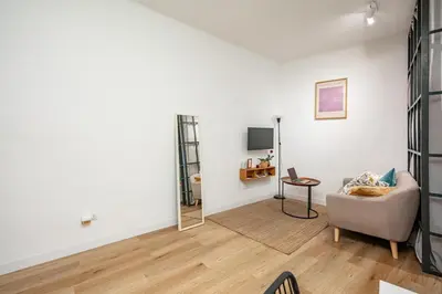Una televisión o centro de entretenimiento en Beautiful apartment in downtown Lavapies