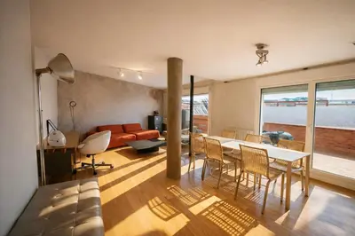 Zona de estar de Apartamento espacioso - 2 dormitorios - 2 baños - Cerca del metro
