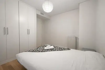 Cama o camas de una habitación en Apartamento espacioso - 2 dormitorios - 2 baños - Cerca del metro