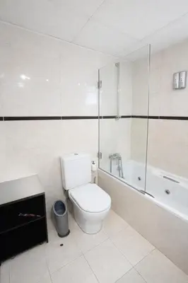 Un baño de Apartamento espacioso - 2 dormitorios - 2 baños - Cerca del metro