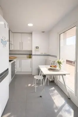Una cocina o zona de cocina en Apartamento espacioso - 2 dormitorios - 2 baños - Cerca del metro