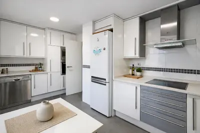 Una cocina o zona de cocina en Apartamento espacioso - 2 dormitorios - 2 baños - Cerca del metro
