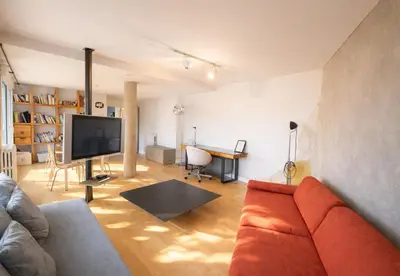 Una televisión o centro de entretenimiento en Apartamento espacioso - 2 dormitorios - 2 baños - Cerca del metro