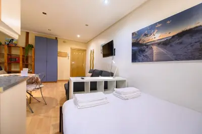 Una televisión o centro de entretenimiento en VAL81A Amplio estudio en el centro de Madrid - Alquiler temporal