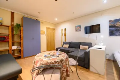 Una televisión o centro de entretenimiento en VAL81A Amplio estudio en el centro de Madrid - Alquiler temporal