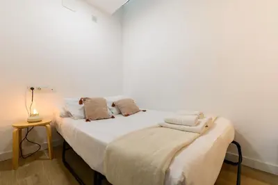 Cama o camas de una habitación en FGA50E Acogedor dúplex en Chamberí - Alquiler temporal