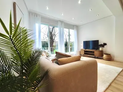 Una televisión o centro de entretenimiento en Aura Design Suite