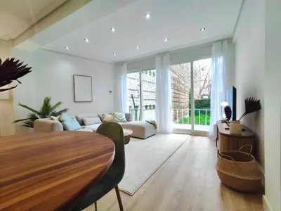 Una televisión o centro de entretenimiento en Aura Design Suite
