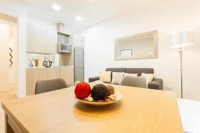 Una cocina o zona de cocina en For You Rentals Puerta del Sol Apartments TEMPORAL PRE104B