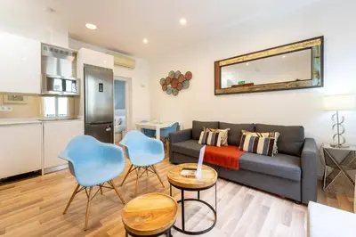 Una cocina o zona de cocina en For You Rentals Puerta del Sol Apartments TEMPORAL PRE104B